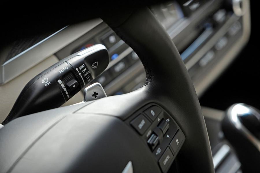 Детали интерьера Hyundai Genesis 2014 года  (NA) (фото 18 из 105)
